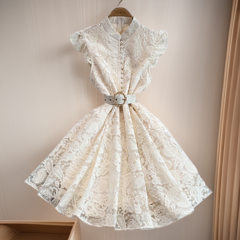 欧美欧美复古蕾丝立领小飞袖连衣裙女夏季高级感气质单排扣收腰中